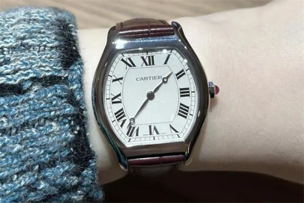 卡地亚腕表进灰了是什么原因